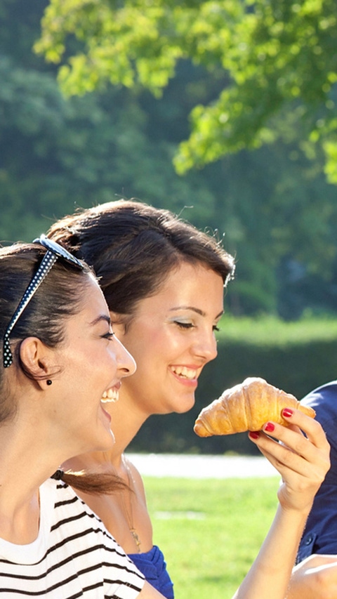 Young people eat and drink in the countryside Young people eat and drink in the countryside